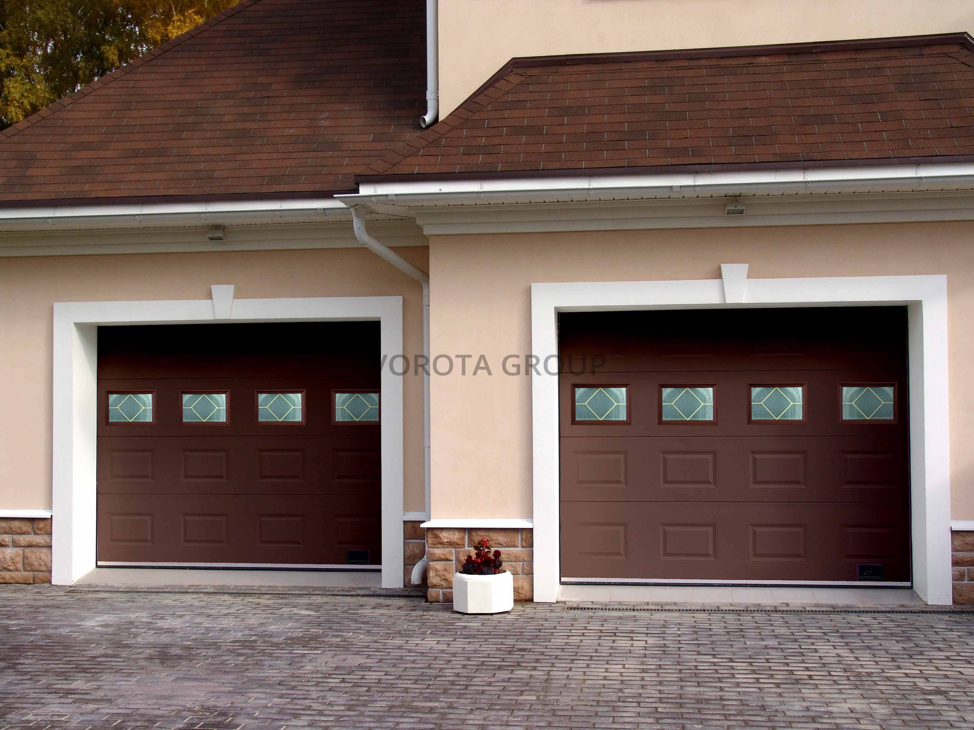 Автоматические ворота для гаража Doorhan коричневые со стеклом 2500x2000
